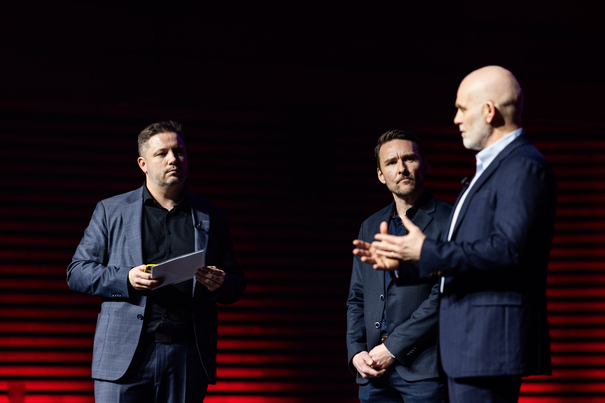 Guðmundur Arnar fékk á svið til sín í æfingunni þá Runólf Þórhallsson yfirlögregluþjón almannavarnardeildar ríkislögreglustjóra og Magna Sigurðsson forstöðumann Cert-is. Mynd: Advania/Jón Snær Ragnarsson